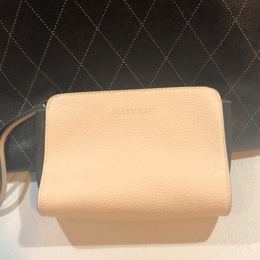 NWOT Mary Kay Wristlet